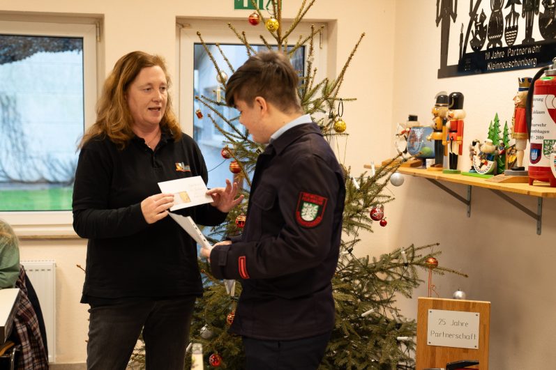 Geldspende an die Jugendfeuerwehr Geldspende an die Jugendfeuerwehr